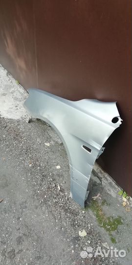 Переднее левое крыло lancer 10