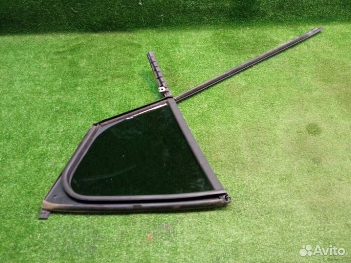 Стекло двери (форточка) заднее правое Skoda