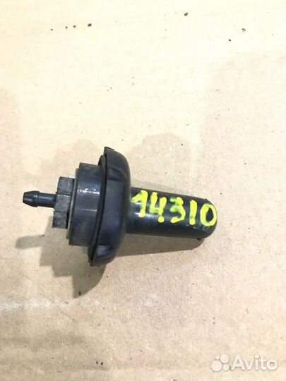 Форсунка стеклоомывателя Isuzu Elf NKR66E 4HF1