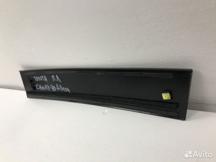 Накладка двери передней левой Toyota Camry V70