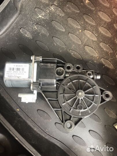 Мотор стеклоподъемника задний Kia Venga