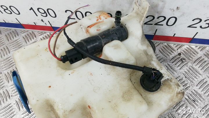 Бачок омывателя на Volkswagen Golf 4