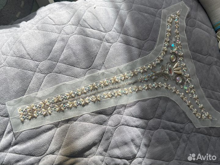 Декоративная вставка на сетке. Расшитая стразами