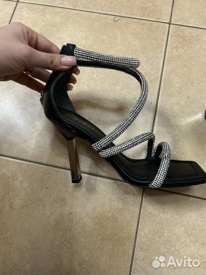 Туфли на каблуке guess новые 36 размер