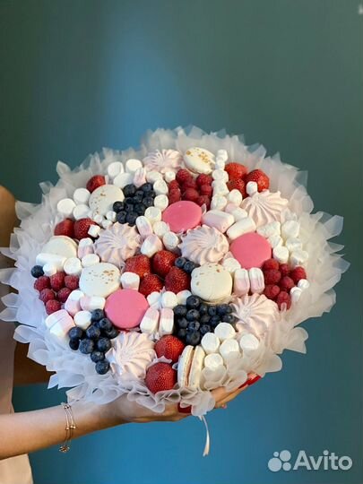 Букет из конфет с цветами