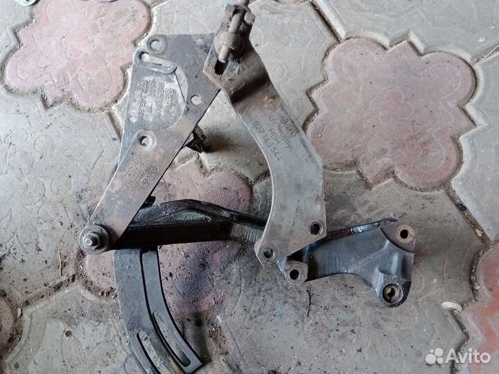 Кронштейн гур и компрессор кондиционера Пассат б3