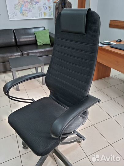 Офисное кресло руководителя