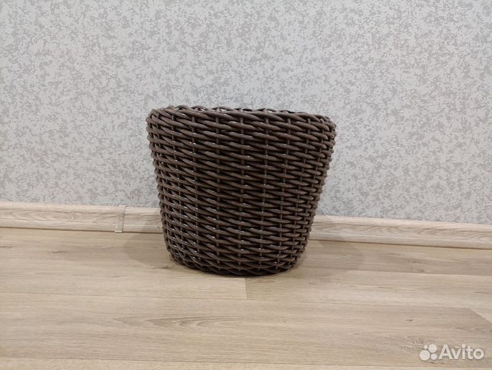 Кашпо из искусственного ротанга