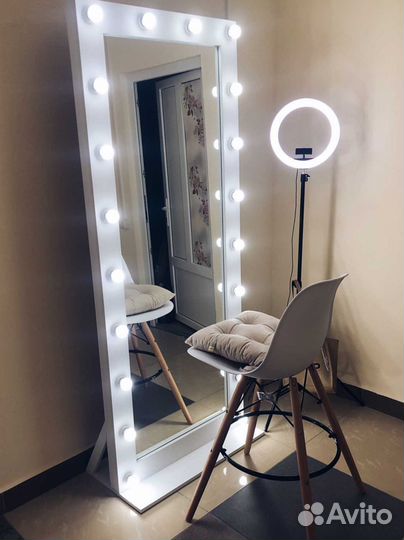Гримерное зеркало с лампочками