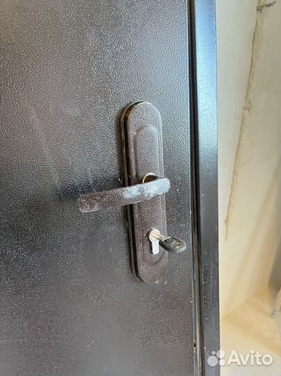 Дверь входная новая металлическая