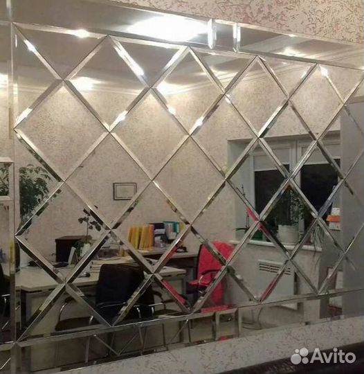 Зеркальное панно в гостиной