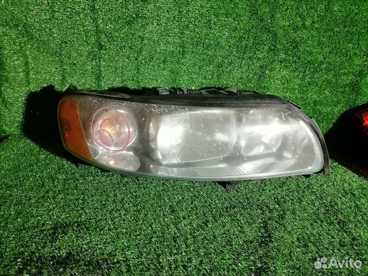 Фара правая 30648215 Volvo V70 SW