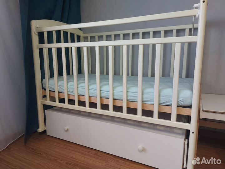 Детская кроватка с поперечным маятником