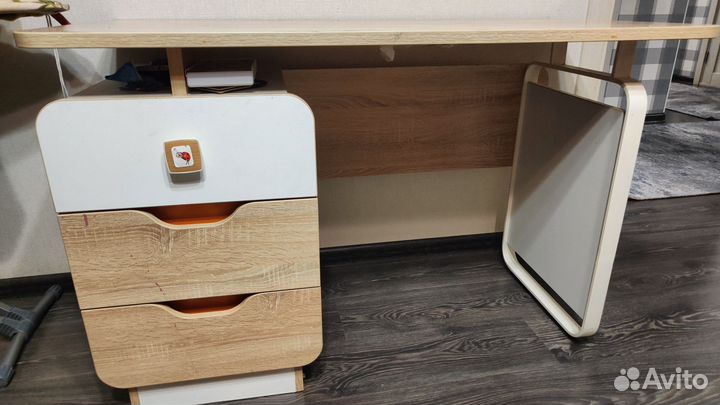 Детский письменный стол