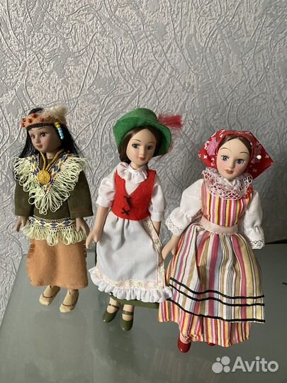 Фарфоровые статуэтки в костюмах народов мира