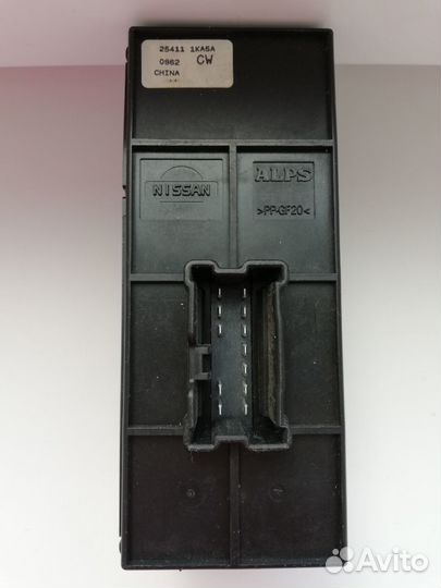 Кнопка правого стеклоподъёмника на Nissan Juke