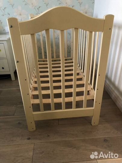 Детская кроватка с поперечным маятником