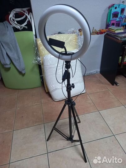 Кольцевая лампа на триноге