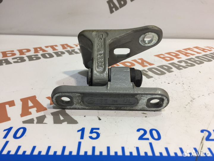 Петля нижняя передней двери Лев. Мерседес E-Класс