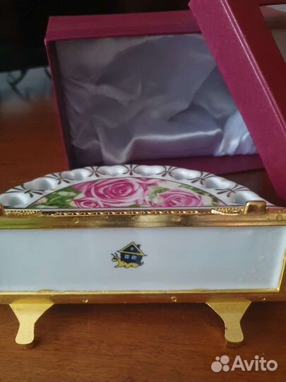 Фарфоровая салфетница