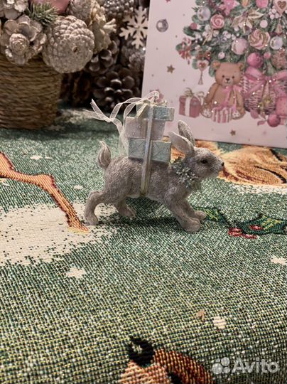 Новогодние елочные игрушки «Кролик с подарками»