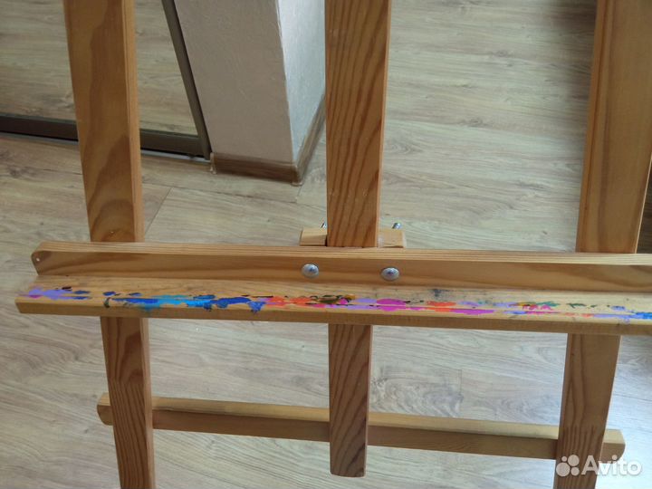 Мольберт и краски