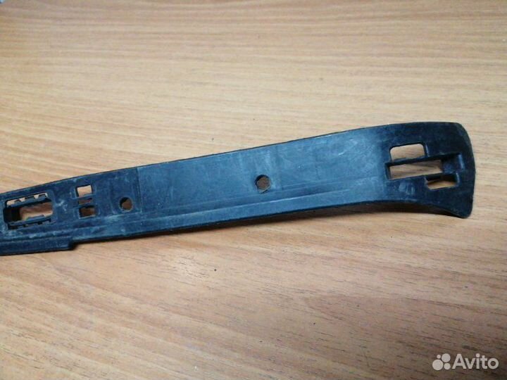 Кронштейн бампера передний правый Volkswagen