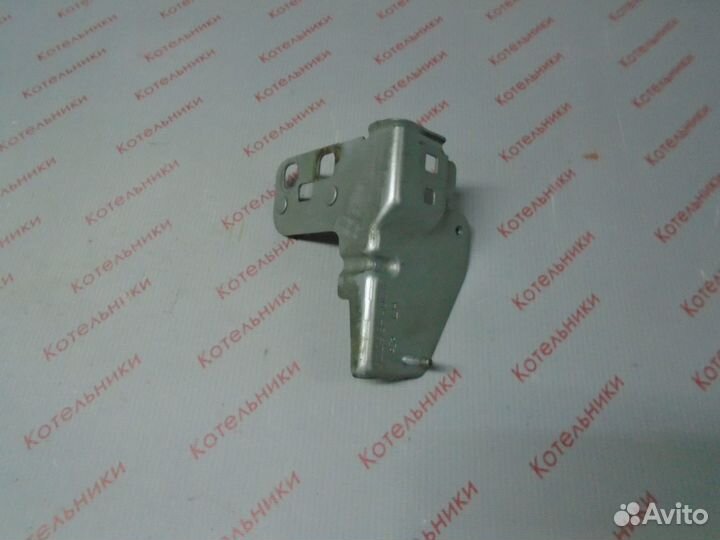 Nissan 62293-BV030 Кронштейн левый