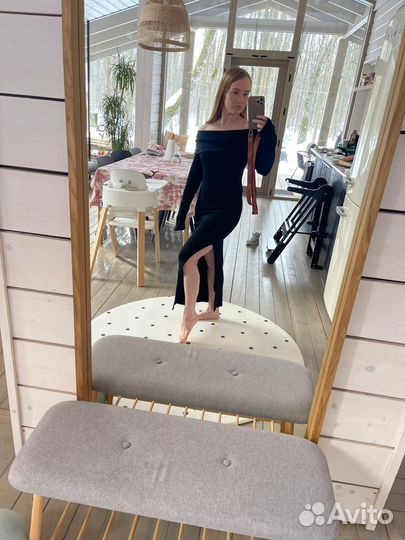 Платье трикотажное длинное с открытыми плечами