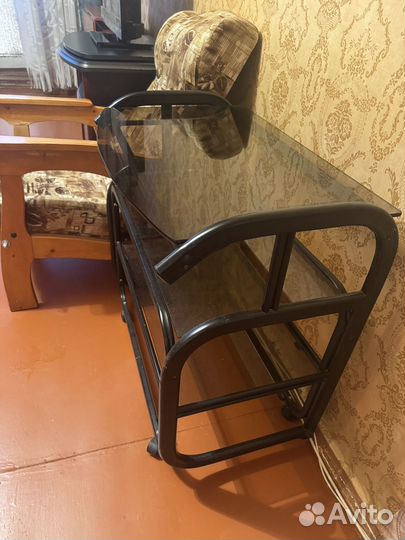 Журнальный столик на колесах стеклянный