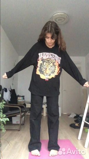 Черный свитшот с принтом