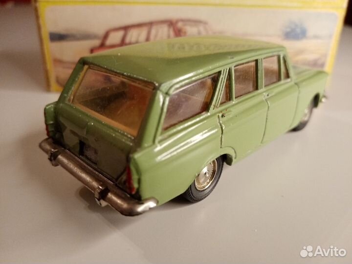 Модель автомобиля Москвич 427 в масштабе 1,43