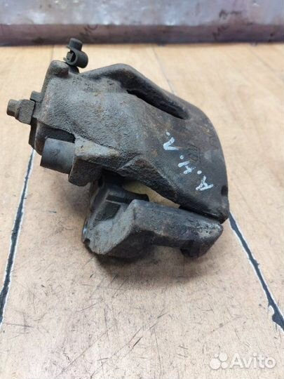 Тормозной суппорт передний левый Opel Astra H