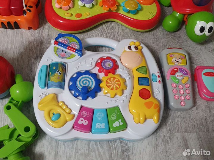 Развивающие игрушки музыкальные elc, chicco