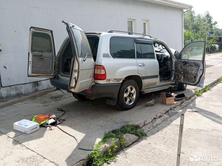 Toyota Land Cruiser 105 в разборе