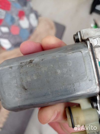 Моторчик стеклоподъемника левый передний w140