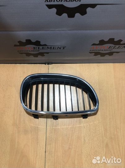 Правая Решетка радиатора BMW e60 дорест