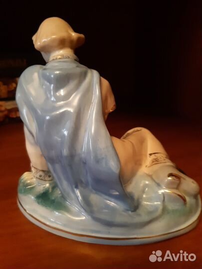 Фарфоровая статуэтка 