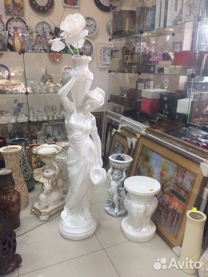 Статуя и кашпо