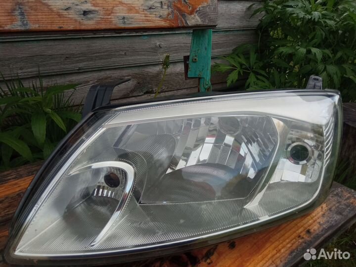 Фара передняя левая на Лада Гранта