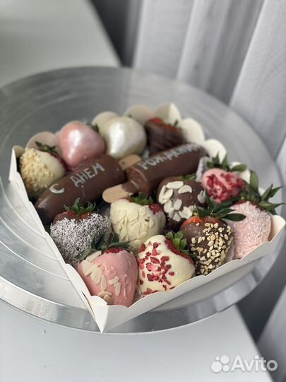 Клубника в шоколаде,меренговый рулет, торт яйцо