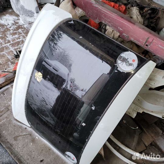 Крышка багажника белая на гранту хэтчбек 21г