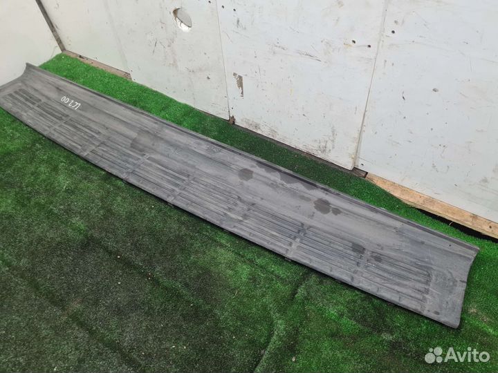 Накладка бампера задняя Toyota Land Cruiser 200