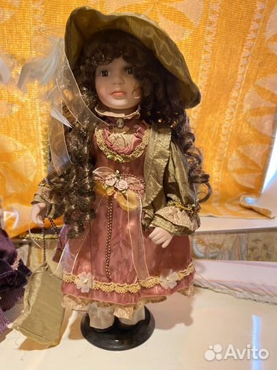 Кукла фарфоровая