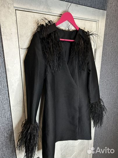 Платье с перьями новое