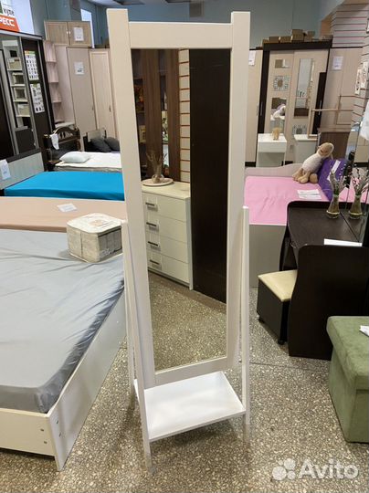 Зеркало напольное с полкой