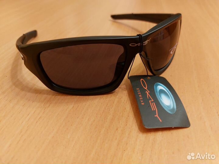 Солнцезащитные очки Oakley