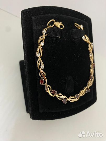 Золотой браслет с камнями