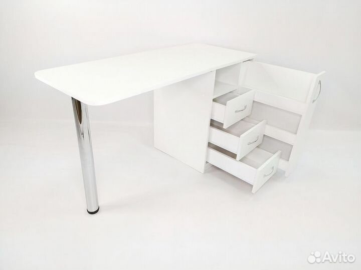 Маникюрный стол