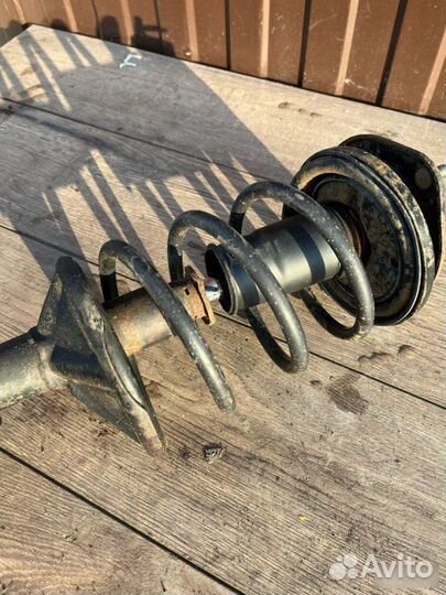 Амортизатор передний Mitsubishi Carisma 1.6